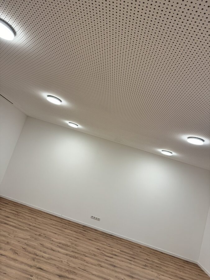 Abgehängte Akustikdecke mit Lochplatten und eingelassenen LED-Leuchten – Büroprojekt von Trockenbau Shala