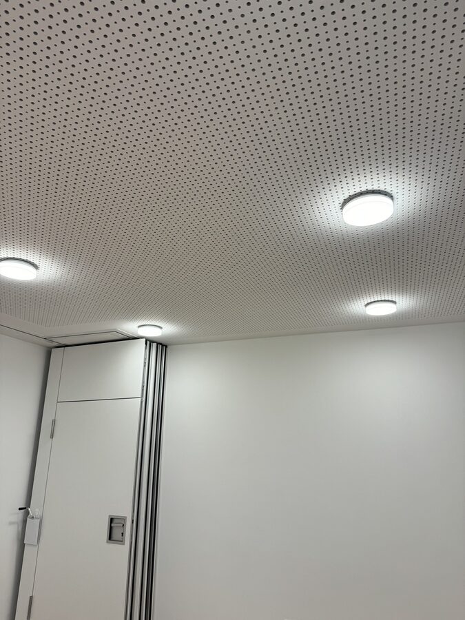 Akustikdecke mit Lochplatten und integrierter Beleuchtung in einem Gewerberaum – Trockenbau Shala