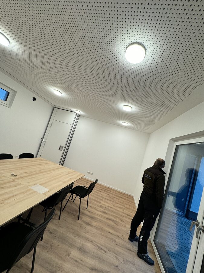 Konferenzraum mit abgehängter Akustikdecke und integrierten Deckenleuchten – Trockenbau Shala
